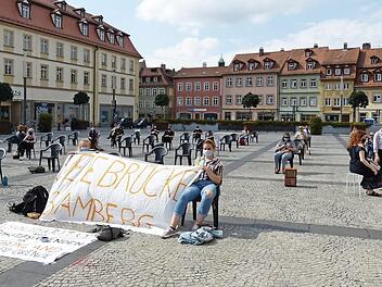 Die Aktivisten der Seebrücke setzen am Maxplatz ein Zeichen der Solidarität für Flüchtlinge. Foto: Julian Megerle