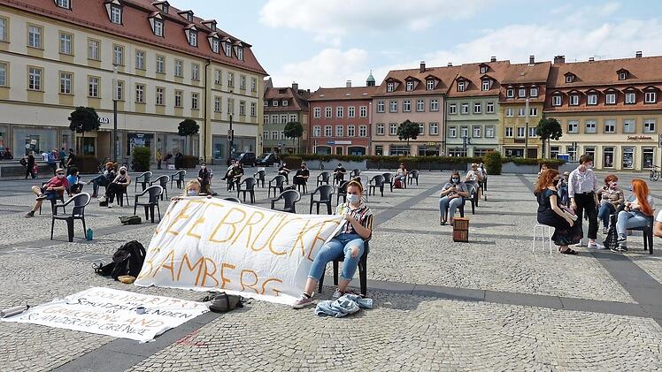 Die Aktivisten der Seebrücke setzen am Maxplatz ein Zeichen der Solidarität für Flüchtlinge. Foto: Julian Megerle