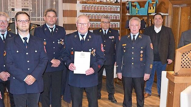 Ehrung von Thomas Mertel mit dem staatlichen Ehrenzeichen des Freistaates Bayern in Gold f&uuml;r 40- j&auml;hrige Dienstzeit (von links): Horst Fischer (Zweiter Vorsitzender), Jochen Fiedler (Erster Vorsitzender), Mario Backer (Erster Kommandant), Thomas Mertel (geehrt f&uuml;r 40 Jahre aktiven Dienst), KBI Matthias Schuhb&auml;ck, KBR Joachim Ranzenberger, Zweiter B&uuml;rgermeister Michael Zwingmann, Landrat Klaus L&ouml;ffler