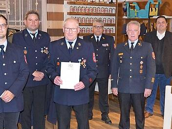 Ehrung von Thomas Mertel mit dem staatlichen Ehrenzeichen des Freistaates Bayern in Gold für 40- jährige Dienstzeit (von links): Horst Fischer (Zweiter Vorsitzender), Jochen Fiedler (Erster Vorsitzender), Mario Backer (Erster Kommandant), Thomas Mertel (geehrt für 40 Jahre aktiven Dienst), KBI Matthias Schuhbäck, KBR Joachim Ranzenberger, Zweiter Bürgermeister Michael Zwingmann, Landrat Klaus Löffler