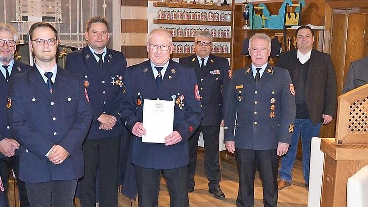 Ehrung von Thomas Mertel mit dem staatlichen Ehrenzeichen des Freistaates Bayern in Gold für 40- jährige Dienstzeit (von links): Horst Fischer (Zweiter Vorsitzender), Jochen Fiedler (Erster Vorsitzender), Mario Backer (Erster Kommandant), Thomas Mertel (geehrt für 40 Jahre aktiven Dienst), KBI Matthias Schuhbäck, KBR Joachim Ranzenberger, Zweiter Bürgermeister Michael Zwingmann, Landrat Klaus Löffler