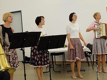 "Die wilden Schlehen aus der Rhön", auch "Kaufmannsware" genannt, sangen und spielten sich in die Herzen der Festhallenbesucher (von llinks) Edith Hüttner, Angelika Enders, Theresa Seiffert und Ilona Zirkelbach.