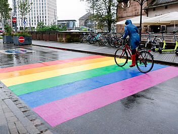 Vorstellung neuer Regenbogen-Zebrastreifen in Nürnberg