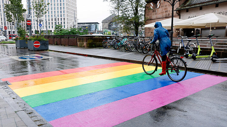 Vorstellung neuer Regenbogen-Zebrastreifen in Nürnberg