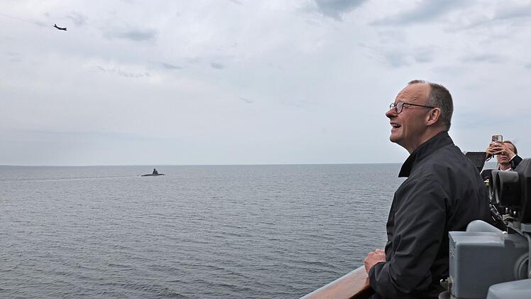 Bundeskanzler Merz besucht Marine