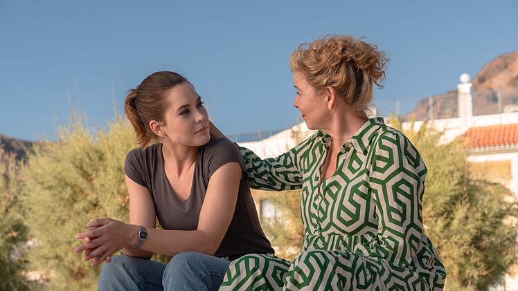 Nina (Katia Fellin, links) und ihre Mutter Margarethe (Margarita Broich) haben einiges zu klären.
