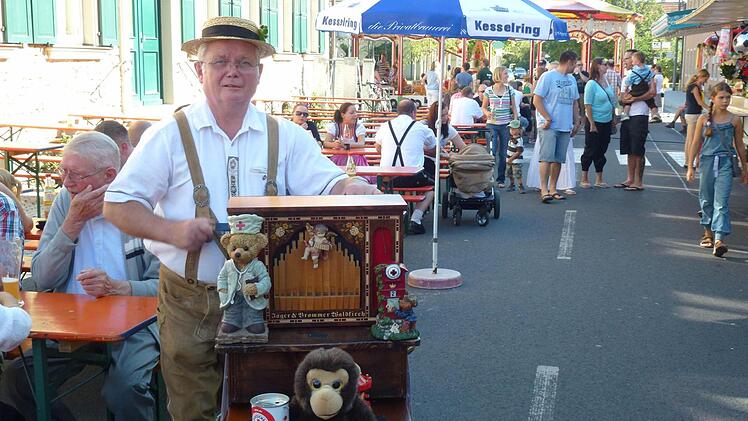 Mit seiner Drehorgel spielt Heinrich Grötsch Spenden ein. Foto: privat