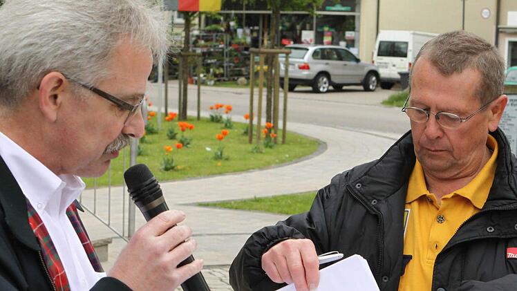 Stafan Kronewald, assistiert von Christian Riemey wußte zu jedem Fahrzeug etwas zu sagen