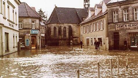 Der Bereich von der Spitalbrücke in Richtung Innenstadt glich Weihnachten 1967 einem Teich. Fotos: Archiv/Stefan Wicklein