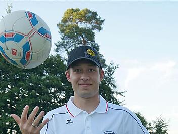 Verteidiger Andre Henning schätzt die Kameradschaft bei der Spielvereinigung von Wartmannsroth und Völkersleier, die am Wochenende ihr 40-jähriges Bestehen feierte. Fotos: Gerd Schaar