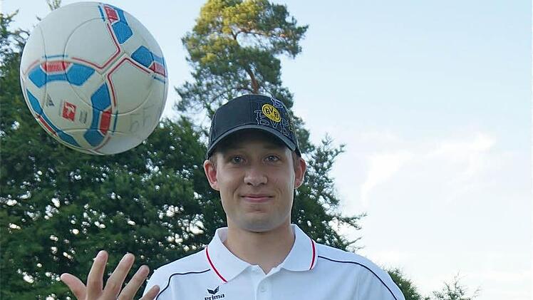 Verteidiger Andre Henning schätzt die Kameradschaft bei der Spielvereinigung von Wartmannsroth und Völkersleier, die am Wochenende ihr 40-jähriges Bestehen feierte. Fotos: Gerd Schaar