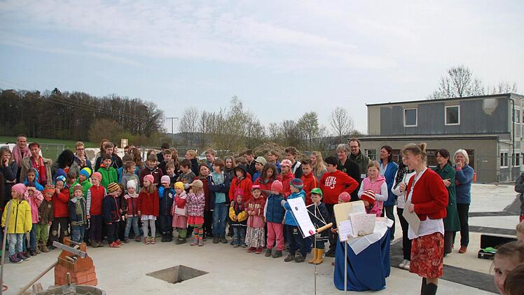 Lehrerin Franziska Bartel bei der Begrüßung. Foto: Jürgen Gärtner.