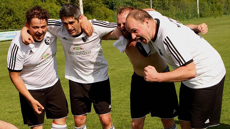 Spielertrainer Stefan Seufert (Zweiter von links) feiert mit seinen Mannschaftskameraden.