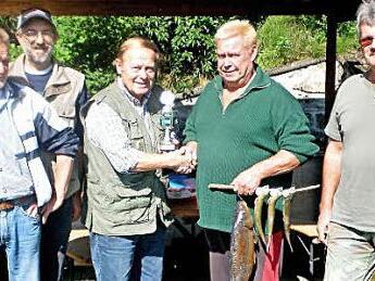 Der Vorsitzende des Fischclubs Eeg-Guttenberg, Horst Bittermann, überreicht den Pokal an Ehrenmitglied Roland Johne (Zweiter von rechts). Mit im Bild stellvertretender Vorsitzender Günther Schmidt, Thomas Odörfer und Roland Lindenberger (von links). Foto: privat