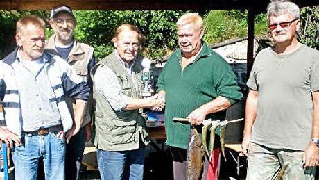 Der Vorsitzende des Fischclubs Eeg-Guttenberg, Horst Bittermann, überreicht den Pokal an Ehrenmitglied Roland Johne (Zweiter von rechts). Mit im Bild stellvertretender Vorsitzender Günther Schmidt, Thomas Odörfer und Roland Lindenberger (von links). Foto: privat