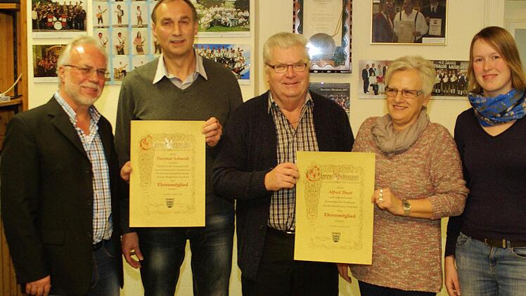 Vorsitzender Hubert Schneider (links) und seine neue Stellvertreterin Celia Reuter (rechts) dankten (v. li.) Dietmar Schmidt und Alfred Thust für ihre Verdienste um die Feuerthaler Musikanten mit der Ernennung zum Ehrenmitglied. Sonja Thust wirkt seit 15 Jahren im Festausschuss.