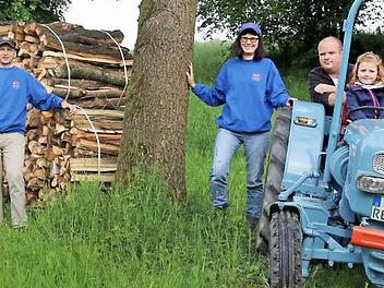 Die Krumbacher Eicherfreunde freuen sich bereits auf ihr traditionelles (Oldtimer-)Traktorentreffen, das am kommenden Wochenende (11. und 12. Juni) zum 13. Mal stattfinden wird. Stolz präsentieren die Organisatoren, (von rechts) Thomas Billinger und Steffen Fischer (mit Tochter Lina), Ortssprecherin Monika Wolf und Michael Wengert, die Hauptpreise der geplanten Verlosung: elf Ster Holz. Foto: Bettina Knauth