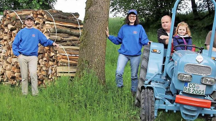 Die Krumbacher Eicherfreunde freuen sich bereits auf ihr traditionelles (Oldtimer-)Traktorentreffen, das am kommenden Wochenende (11. und 12. Juni) zum 13. Mal stattfinden wird. Stolz präsentieren die Organisatoren, (von rechts) Thomas Billinger und Steffen Fischer (mit Tochter Lina), Ortssprecherin Monika Wolf und Michael Wengert, die Hauptpreise der geplanten Verlosung: elf Ster Holz. Foto: Bettina Knauth