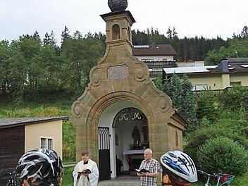 Pater Jan Poja spendete an der Reupoldsbergkapelle in Wallenfels den Reisesegen.  Foto: Susanne Deuerling