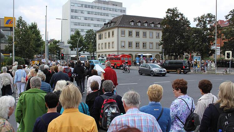 Keine Demonstranten. Das ist eine Reisegruppe auf Tour.Foto: Anette Schreiber