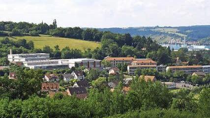 Am Hang (Richtung Unterschleichach) liegen die Eltmanner Schulen. Hier sind viele Kinder und Jugendliche unterwegs und deshalb gilt der Sicherheit der Schüler eine besondere Aufmerksamkeit.  Foto: sw/Archiv