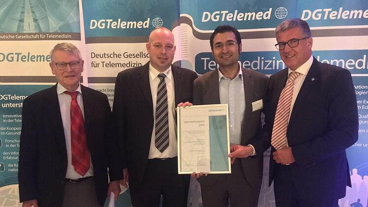 Hans-Jochen Brauns (Deutsche Gesellschaft für Telemedizin, von links) überreichte die Auszeichnung während eines Fachkongresses in Berlin an Sebastian Dresbach (ZTM), Asarnusch Rashid (ZTM) und Bernd Griewing (Rhön Klinikum AG).  Foto: Waldemar Pautow