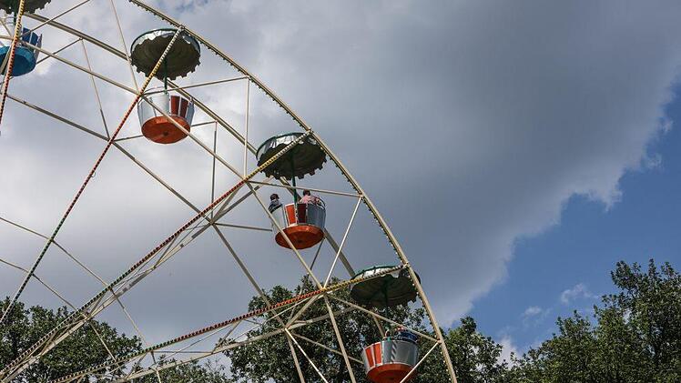 Die Aussicht auf dem Annafest-Riesenrad genießen.