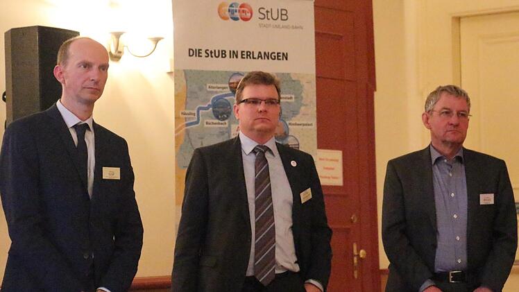 Bei einem "Lokalforum" im Redoutensaal in Erlangen diskutierten Bürger mit Vertretern des Zweckverbands Stadt-Umland-Bahn (StUB) über Varianten der Regnitzquerung.  Im Bild (v.l.): Florian Gräf,  Technischer Leiter beim Zweckverband StUB, Daniel Große-Verspohl, Geschäftsleiter des Zweckverbands StUB und Verkehrsgutachter  Martin Arnold von Intraplan Foto: Christian Bauriedel