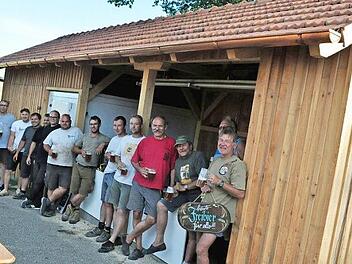 Stoßen auf das gelungene Werk und auf das Brauhausfest mit einem "fruchtigen, spritzigen Sommerbier" an: Ludwig Müller, Kurt Adler, Axel Fella (von rechts) und die Helfer vor dem neuen Schuppen.  Foto: Simon Albrecht