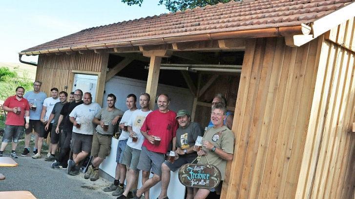 Stoßen auf das gelungene Werk und auf das Brauhausfest mit einem "fruchtigen, spritzigen Sommerbier" an: Ludwig Müller, Kurt Adler, Axel Fella (von rechts) und die Helfer vor dem neuen Schuppen.  Foto: Simon Albrecht