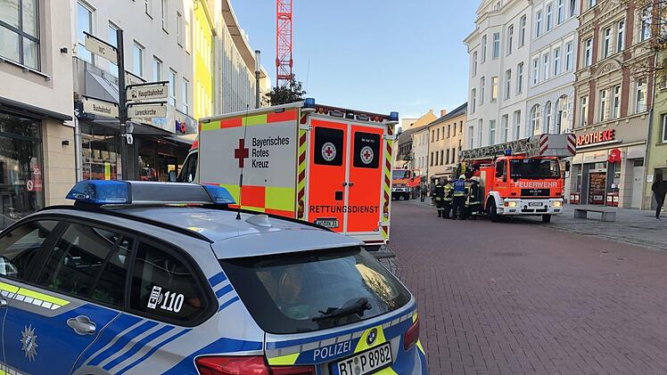 Am Montag gab es einen Gro&szlig;einsatz in Hof: Ein toter Mann war auf einem Dach gefunden worden. Foto: NEWS5 / Fricke