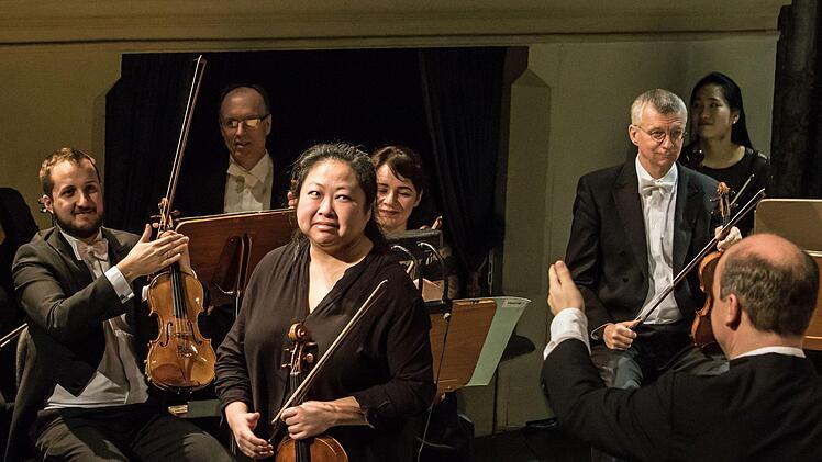 Als Solistin beeindruckte die Bratschistin Zhuo Lu beim Sinfonie des Landestheaters unter der Leitung von Roland Kluttig.Foto: Jochen Berger