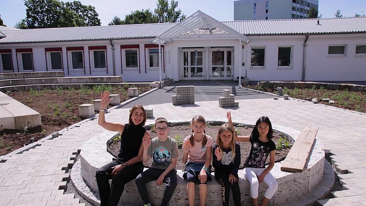 Zwar ist der Neubau auch von der Sinnbergpromenade her begehbar, der Haupteingang  bleibt aber der alte - Schüler Eltern und Besucher gelangen durch einen zentralen Durchgang  durch den Neubau in den neuen Innenhof und weiter zum Haupteingang. Fot...