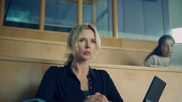 Birgit Reincke (Veronica Ferres) lauscht gebannt einer Vorlesung an der Universit&auml;t Salzburg.