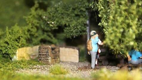 Die Kienquelle mit Wanderern - Detail aus der Vereinsanlage Kiengrundbrücke. Sie zeigt ein Stück ICE-Strecke bei Coburg. Foto: Simone Bastian