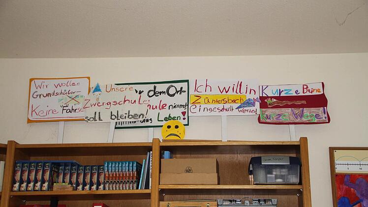 Sie haben ihren Zweck erfüllt: Auch eineinhalb Jahre nach den Protesten hängen die Plakate, die die Kinder selbst gestaltet haben, im Klassenzimmer.