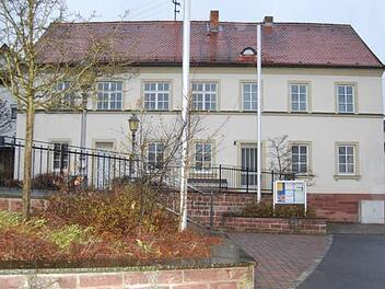 Sollte bei der Sanierung erhalten bleiben: die sehenswerte Fassade am alten Schulhaus in Wittershausen. Foto: Günther Straub