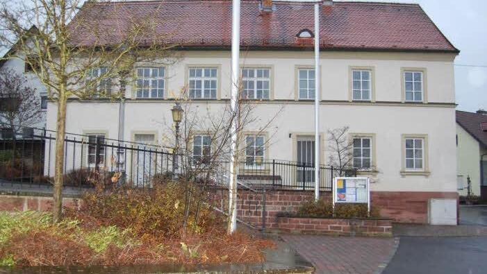 Sollte bei der Sanierung erhalten bleiben: die sehenswerte Fassade am alten Schulhaus in Wittershausen. Foto: Günther Straub