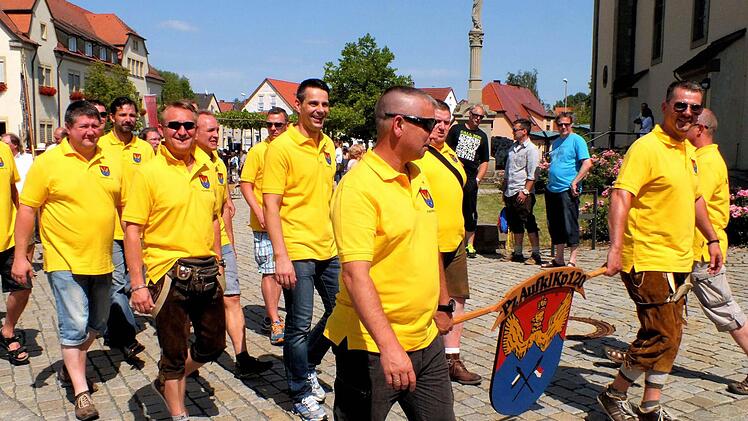Auch zu Gast am Weinfest-Samstag: Vertreter des Panzeraufklärungsbataillons 120, mit dem Sand eine Patenschaft verbindet.