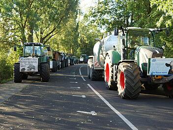 Milchbauern treffen sich an der alten Lagerstraße zur gemeinsamen Ausfahrt. Foto: Arkadius Guzy