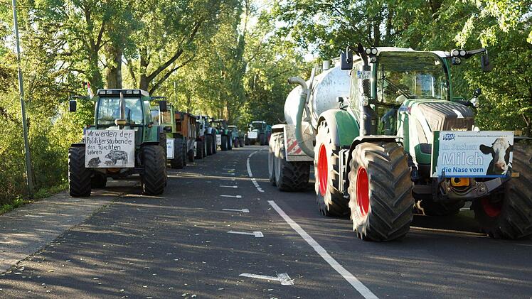 Milchbauern treffen sich an der alten Lagerstraße zur gemeinsamen Ausfahrt. Foto: Arkadius Guzy