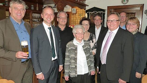 Mit ihrer Familie und zahlreichen G&auml;sten feierte Ida Schelhorn k&uuml;rzlich ihren 90. Geburtstag: Regionalverkaufsleiter Thorsten M&uuml;ller (v. l.), B&uuml;rgermeister Robert Bosch, Ida Schelhorn mit ihrer Tochter Brigitte und den S&ouml;hnen Horst und Werner, stellvertretender Landrat Dieter Schaar, Gebietsverkaufsleiter Stefan Popp und Gebietsstellenleiterin Hannelore Lindner.  Foto: Werner Rei&szlig;aus