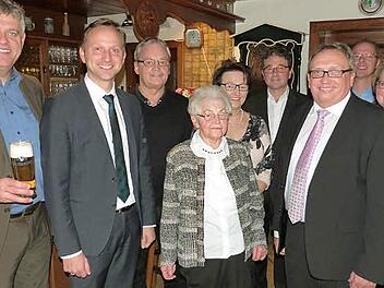 Mit ihrer Familie und zahlreichen Gästen feierte Ida Schelhorn kürzlich ihren 90. Geburtstag: Regionalverkaufsleiter Thorsten Müller (v. l.), Bürgermeister Robert Bosch, Ida Schelhorn mit ihrer Tochter Brigitte und den Söhnen Horst und Werner, stellvertretender Landrat Dieter Schaar, Gebietsverkaufsleiter Stefan Popp und Gebietsstellenleiterin Hannelore Lindner.  Foto: Werner Reißaus