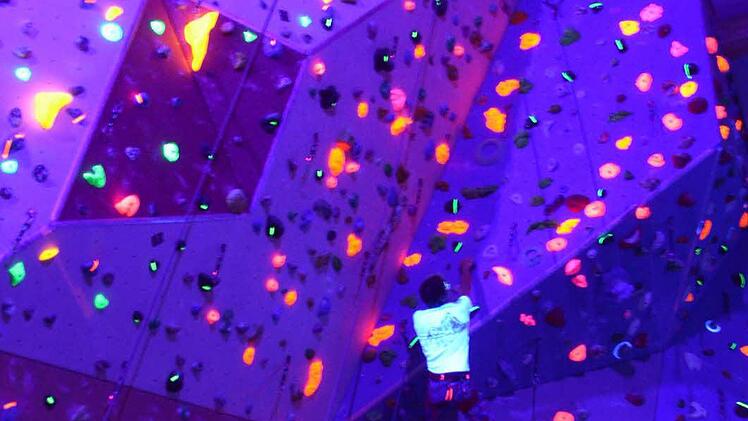 Die Kletterhalle bei Schwarzlicht. Foto: Peter Rauch