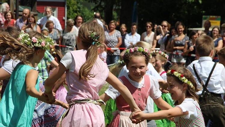 Die zweiten Klassen und die Vorschüler beim FliegerliedFoto: Katharina Müller-Sanke