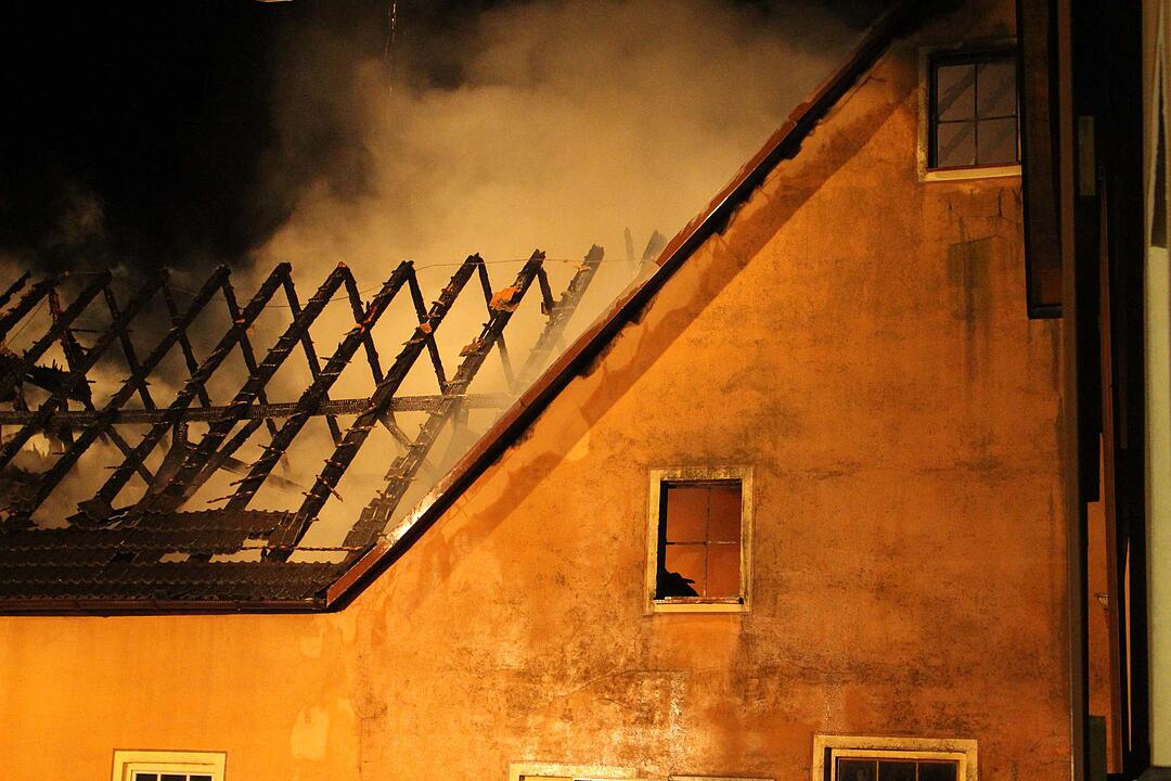 Scheune im Kreis Bayreuth in Flammen: über 100 Tiere vor Flammen gerettet