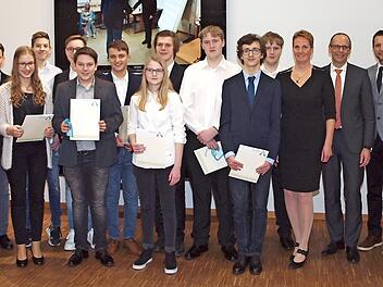 Erhard Ströhl (links) sowie Michael Limmer, Wolfgang Gremmelmaier, Beiratsvorsitzender der Stiftung Lebenspfad, Bürgermeister Andreas Hügerich, Landrat Christian Meißner und Elke Gillardon (von rechts) beglückwünschten die 13 Schüler zur Verleihung des Zertifikats "Business-Führerschein". Foto: Alfred Thieret