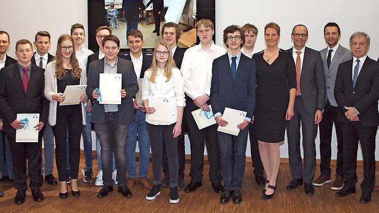 Erhard Ströhl (links) sowie Michael Limmer, Wolfgang Gremmelmaier, Beiratsvorsitzender der Stiftung Lebenspfad, Bürgermeister Andreas Hügerich, Landrat Christian Meißner und Elke Gillardon (von rechts) beglückwünschten die 13 Schüler zur Verleihung des Zertifikats "Business-Führerschein". Foto: Alfred Thieret