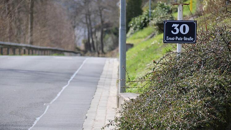 Tatsächlich führt der Fußweg nach dem alten Haus Waldenfels hinab ins Tal. An der Straße selbst ist kein Raum für Fußgänger. Foto: Ulrike Müller