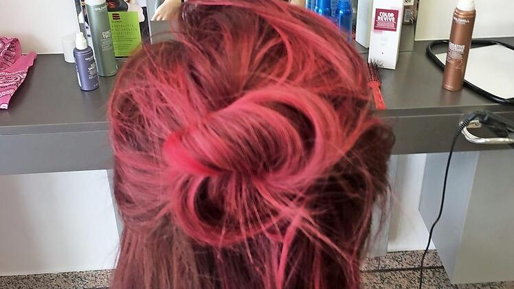 ? Mit Haarklammern und Haarspray fixieren - voila!